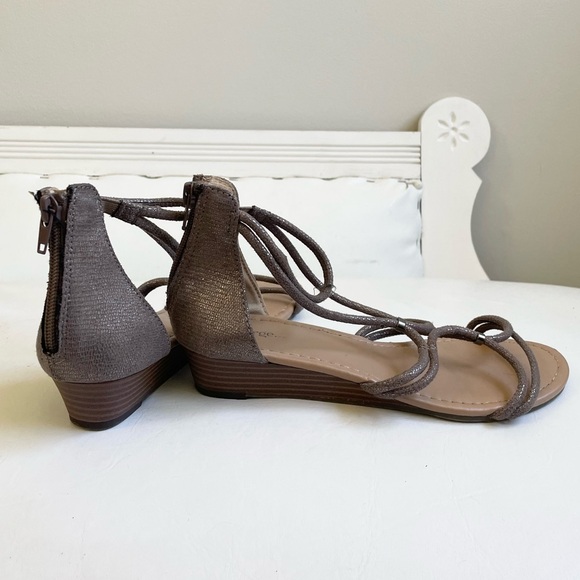 PEWTER GREY SILVER FLAT WEDGE SANDAL STRAPS STRETCH ZIPPER OPEN TOE GLADIATOR - Picture 10 of 12